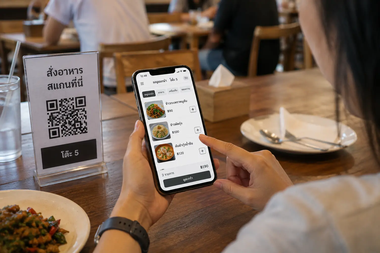 ลูกค้าสแกน QR Code ที่โต๊ะและสั่งอาหารด้วยระบบ Self Order ผ่านโทรศัพท์